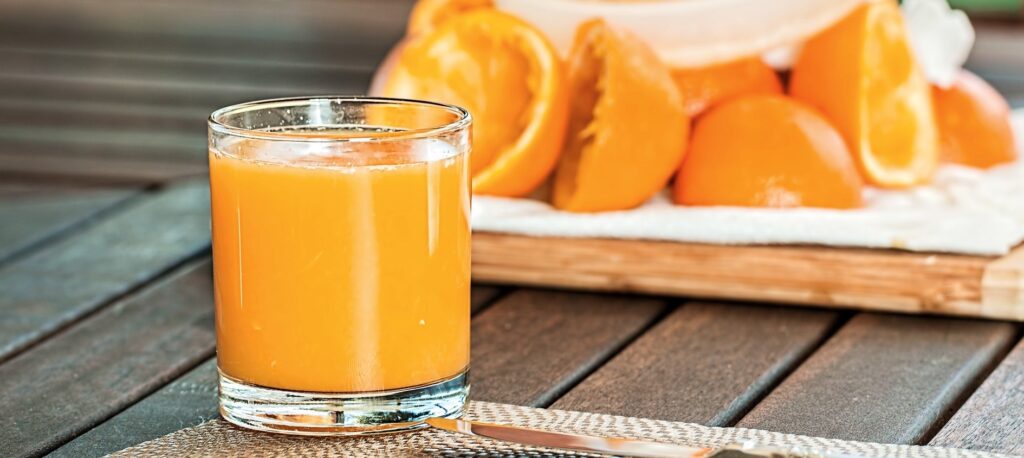 cuanta azucar tiene una naranja