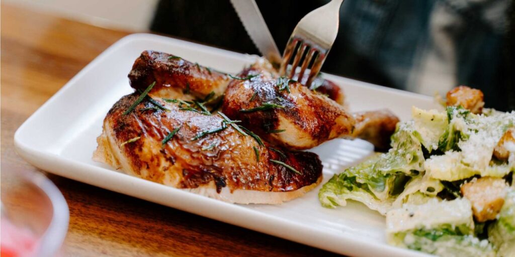 ¿Cuánta proteína tiene el pollo? 2 cuanta proteina tiene el pollo