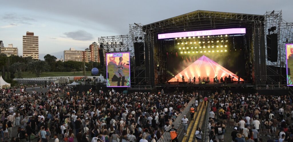 cuanto cobra la banda pequenos musical