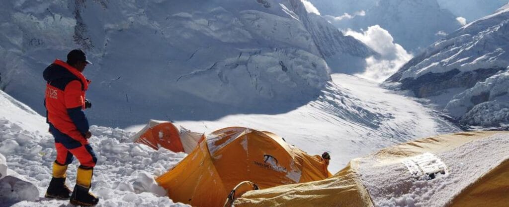 cuanto cuesta subir al everest