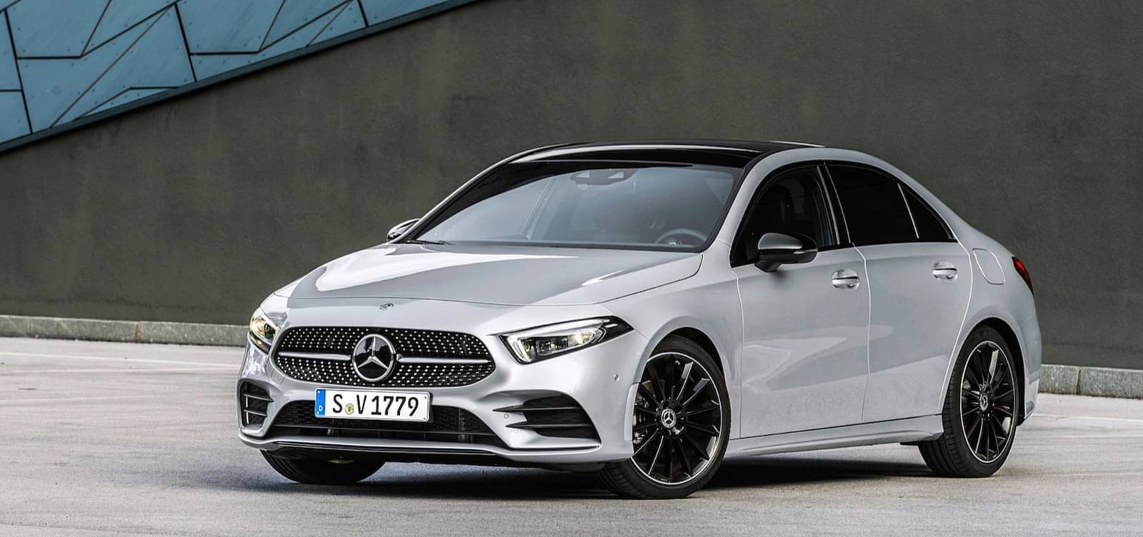 cuanto cuesta un mercedes benz