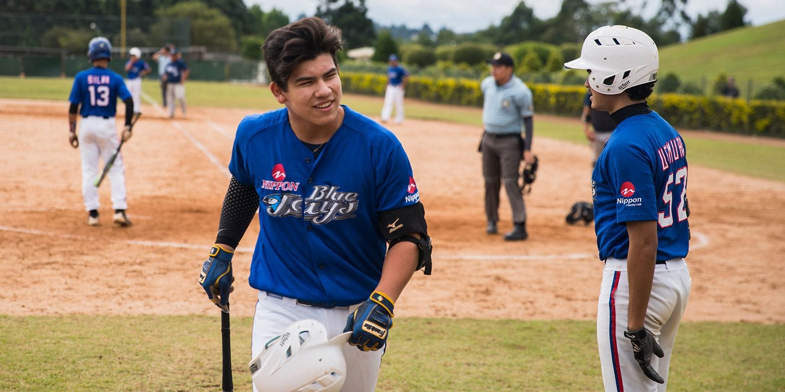 cuanto gana julio urias