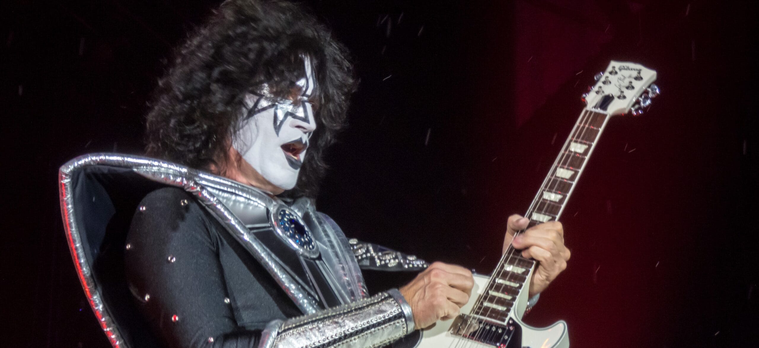 cuanto gana un guitarrista profesional scaled