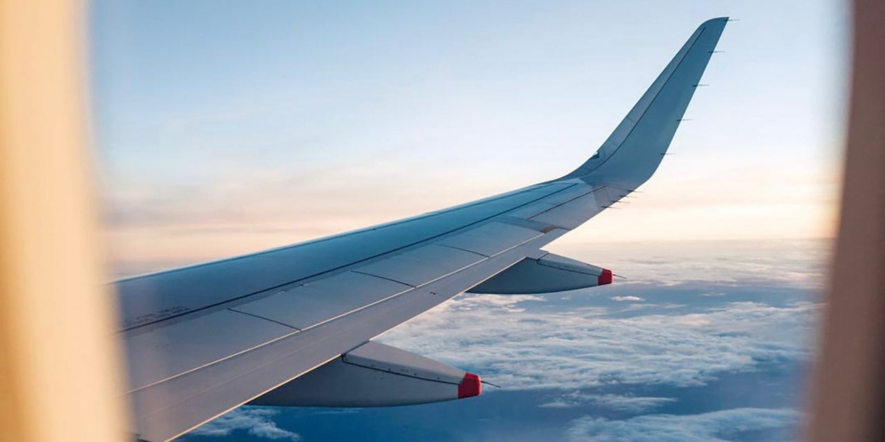 cuanto gana una aeromoza
