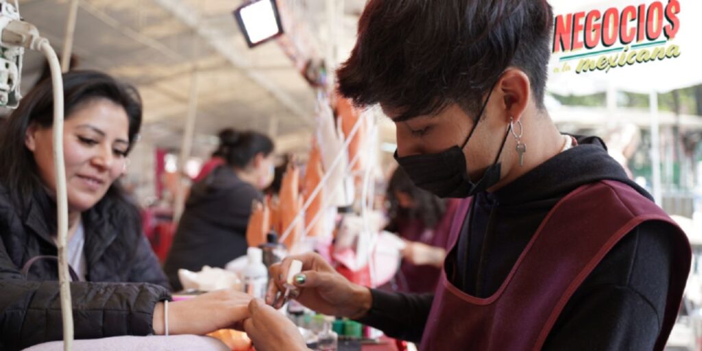 cuanto gana una manicurista