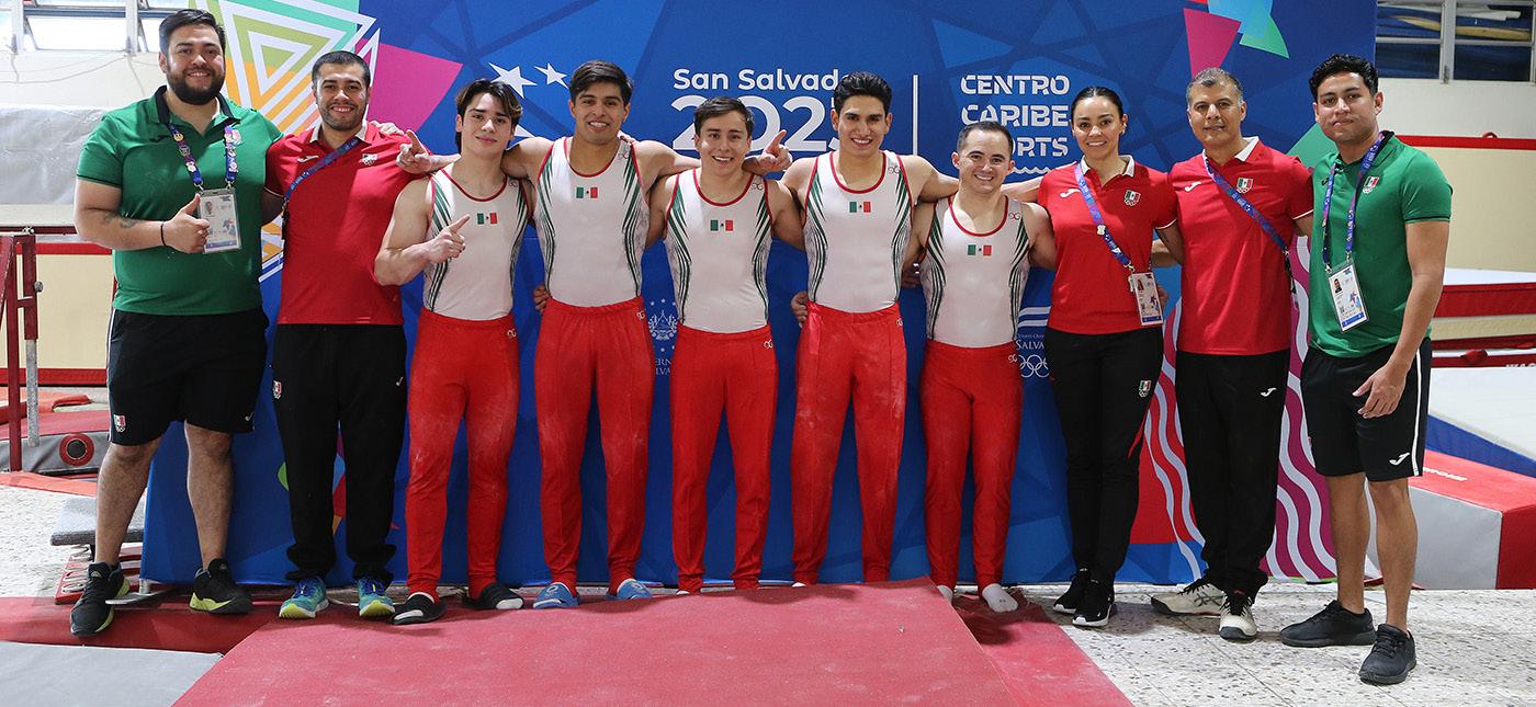 cuanto mide adrian marcelo