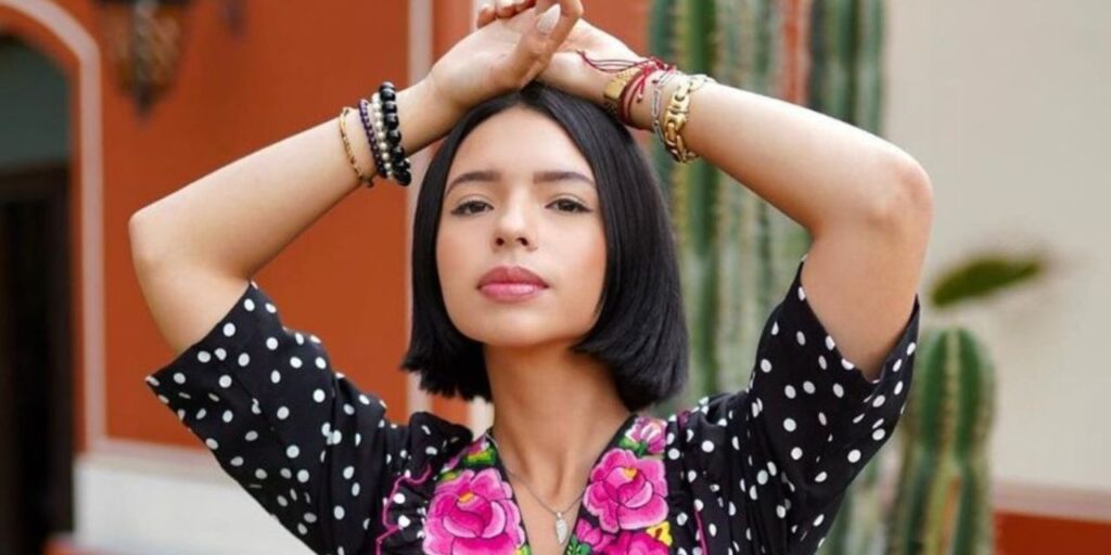 cuanto mide angela aguilar