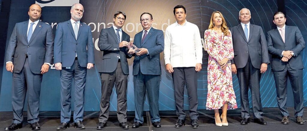 cuanto mide gustavo adolfo infante