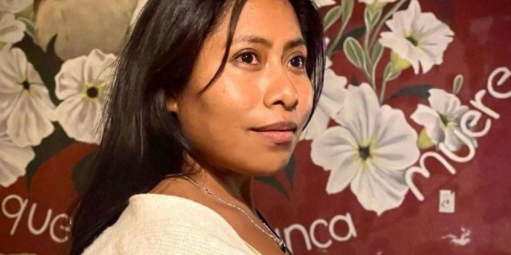 cuanto mide yalitza aparicio