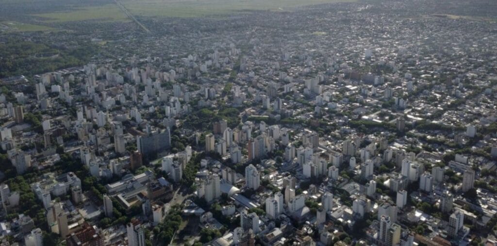 cuantos habitantes hay en ensenada