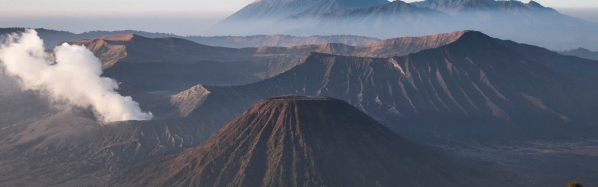 cuantos volcanes tiene indonesia