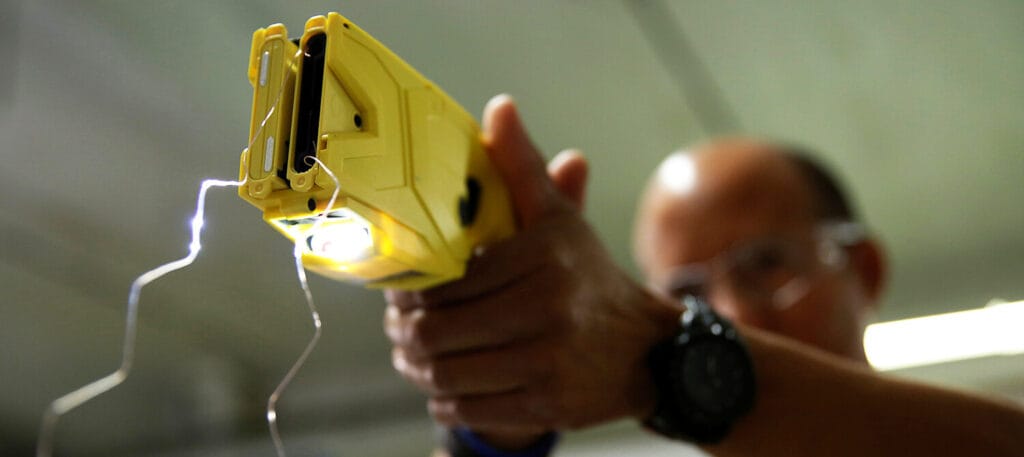 ¿Cuántos voltios tiene un taser? 2 cuantos voltios tiene un taser