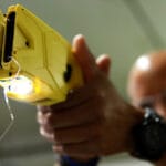 cuantos-voltios-tiene-un-taser
